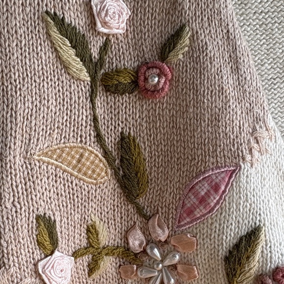 Floral Embroidered Knit Vest - Picture 4 of 10